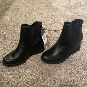 NWT universal thread black chelsea boot